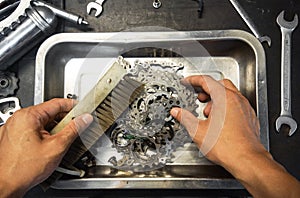 Cleaning a bicycle cassette and crankset