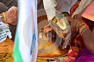 cleaning of bride groom legs by bride parents as per indian hindu culture