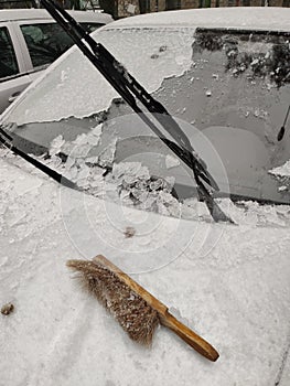 Cleaning the car from ice in winter on the wipers