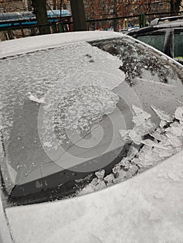 Cleaning the car from ice in winter on the wipers