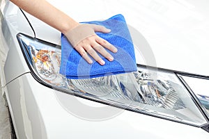 Cleaning car using microfiber cloth