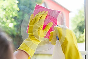 Cleaning of closed vinyl plastic window
