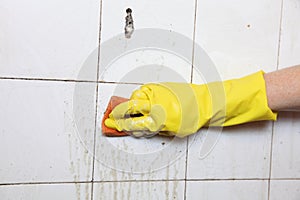 Cleaning of dirty old tiles in a bathroom