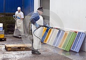 Cleaning fish containers