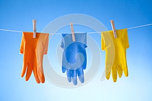 Cleaning gloves and cleaning detergents