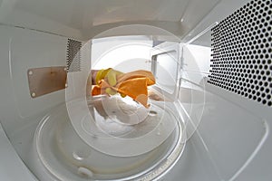 Cleaning the inside of the microwave in the home kitchen. The device for heating dishes with the help of waves