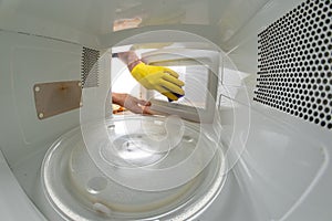 Cleaning the inside of the microwave in the home kitchen. The device for heating dishes with the help of waves