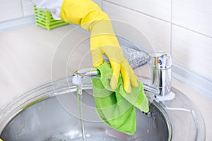 Cleaning kitchen sink and faucet