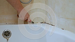 Cleaning mold and rust grow in tile joints in a humid, poorly ventilated bathroom with high humidity, weight, moisture