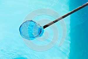 Cleaning of outdoor pool by net leaf skimmer