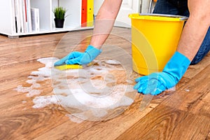 Cleaning a parquet floor with foam
