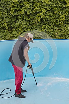 Cleaning the pool with a high pressure washer