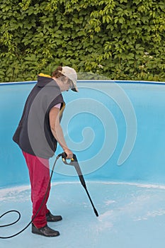Cleaning the pool with a high pressure washer