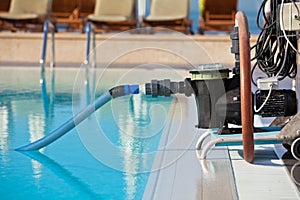 Cleaning pump working with a swimming pool