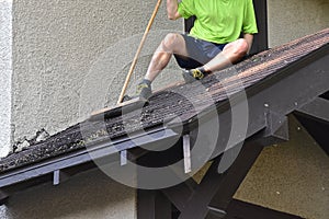 Cleaning a roof of residue