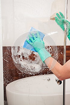 Cleaning a shower glass