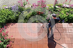 Cleaning stone slabs with the high-pressure cleaner