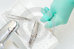 Cleaning systems for tweezers in water