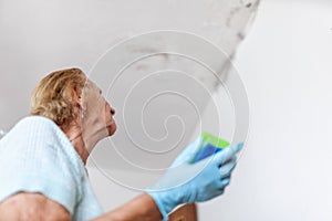 Cleaning up dangerous fungus from a wet wall after water leak