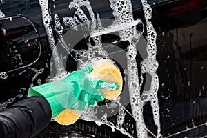 Cleaning the wheel car wash with a sponge