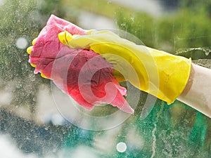 Cleaning window glass by wet rag