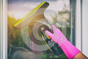 Cleaning windows with electric tool