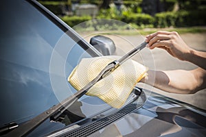 Cleaning a windshield wiper