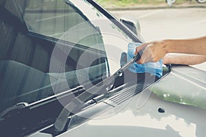 Cleaning a windshield wiper with microfiber cloth