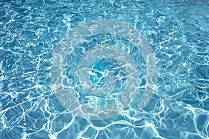 Zrušte modrý voda plávanie bazén 