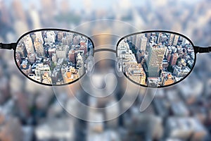 Cancelar paisaje urbano enfocado en anteojos lentes 