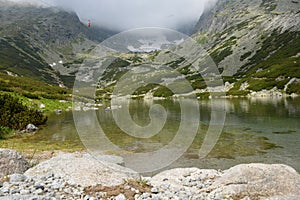 Jezero u Lomnického štítu ve Vysokých Tatrách na Slovensku