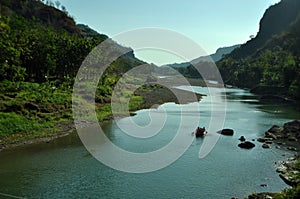 Sungai di antara tebing photo