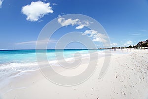 Cancelar el cielo a través de Playa 