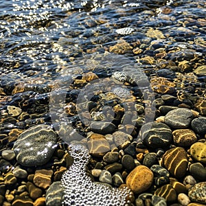 Creating shimmering patterns and highlighting the textures of