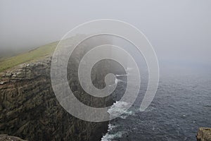 Acantilados cubierto de acuerdo a niebla sobre el isla de feroés islas 