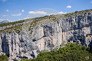 Acantilados en estrecheces en Europa en Francia orzuelo azur en en el verano sobre el soleado 