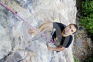 Alpinista pesado en muro 