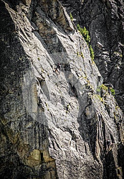 Horolezec v skale vrcholu v horách