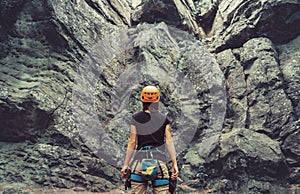 Alpinista de pie antes piedra la roca 