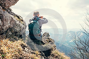 Horolezec odfotografuje horskú krajinu na svojom smartfóne