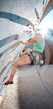 The climber trains on an artificial relief.