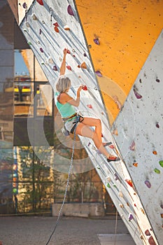 The climber trains on an artificial relief.