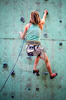 The climber trains on an artificial relief.