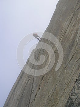 Alpinista rappel de montana en 