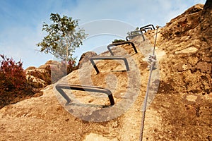Horolezci kov rebrík cez. žehlička skrútený lano pevná v blokovať podľa skrutky vyfotiť háčiky. lano koniec ukotvená pieskovec 