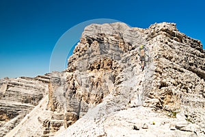 Scalatori piedi sul scogliera dolomiti.,,. uomo celebrare successo sul da 