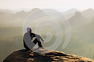 Un adulto hombre sobre el de la roca hermoso vista aérea de profundo brumoso el valle gritar 