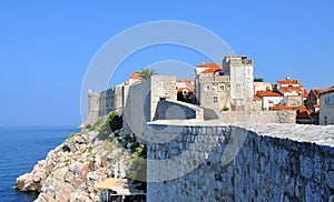 Climbing the city walls, next to the sea