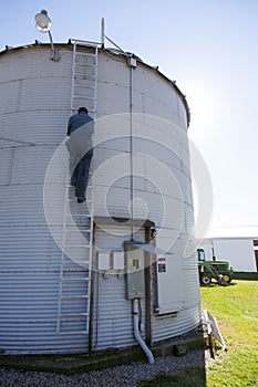 Climbing down a Grain Silo