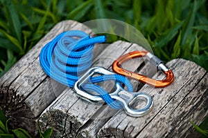 Climbing rope with a descender and a carabiner.